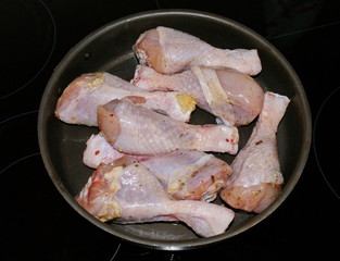 Сырые куриные ножки, подготовленные для запекания в духовке