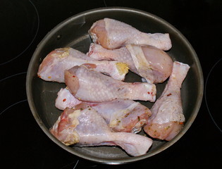 Сырые куриные ножки, подготовленные для запекания в духовке