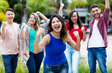 Spanische Studentin feiert mit Freunden Abschluss