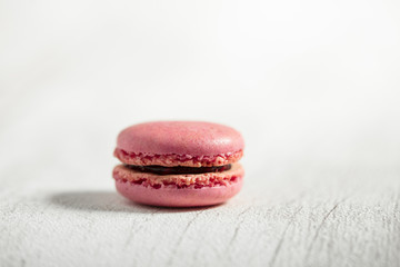 Macaron framboise isol&eacute;