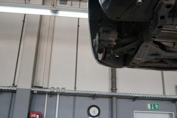 Replacing car wheel and tyre in an auto repair shop