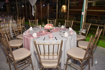 mesa restaurante silla elegante adornos celebración gala cena 15 años boda 