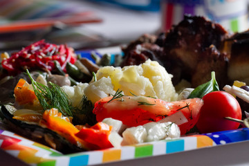 Teller mit verschiedenen Salaten und Fleisch