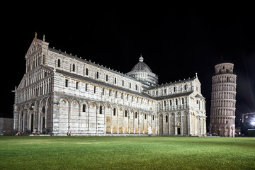 Fototapeta na wymiar The Leaning Tower and Cathedral in Pisa