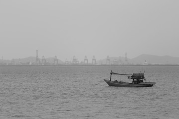 Fototapeta na wymiar Fishing boats are parked in the sea.