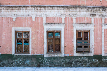 Fototapeta na wymiar Old Windows with broken glass and broken frames in the old house.