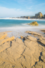 playa erosionada por el mar con rocas de fondo