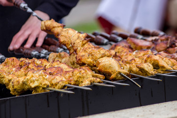 Мясо готовящееся на мангале. Сочный шашлык готовящийся на углях.