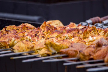 Мясо готовящееся на мангале. Сочный шашлык готовящийся на углях.