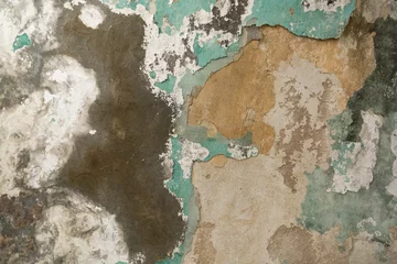 Foto op Plexiglas Verweerde muur Stenen muur. Oude schilferige witte verf die van een grungy gebarsten muur afpelt. Scheuren, schaafwonden, afbladderende oude verf en gips op de achtergrond van een oude cementmuur.