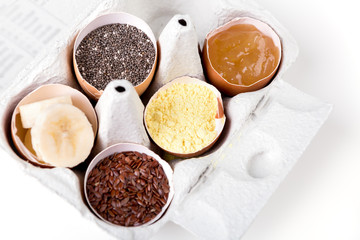 Anstelle von Ei zum Backen, Eiersatz in leerer Eierschale im Karton