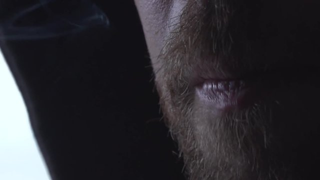 gros plan d'un homme qui fume