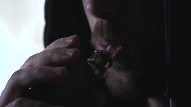 fumeur de cigartette &eacute;lectronique fait de la fum&eacute;e au ralentit
