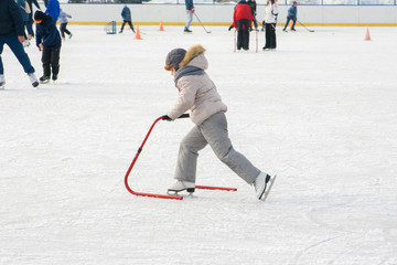 Ice skating with child support device