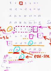 Handgezeichnete / -geschriebene Kalenderskizze mit bunten Markierungen