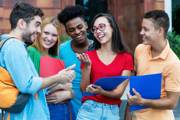 Studenten freuen sich über gute Noten