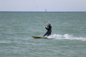 Obraz premium mar, acuático, oceáno, oleaje, playa, cometa, deporte, surf, verano, kayak, surfista, azul, descargar, barca, diversión, olas, vacaciones, vacaciones, kayak, acción, cielo, kite surfing, canoa, kitesu