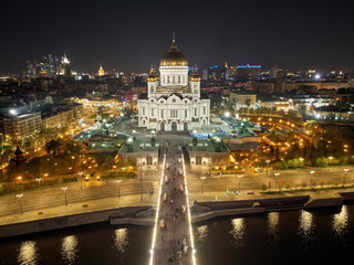 Obraz premium Cathedral of Christ the Savior in Moscow near river, Russia at night. Aerial drone view