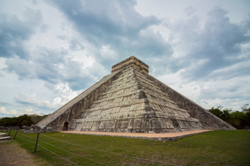 Fototapeta na wymiar Chichen Itza pyramid on a cloudy day. Yucatán, México. Sacred mayan temple