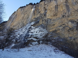 Fototapeta na wymiar Schweizer-Wasserfall