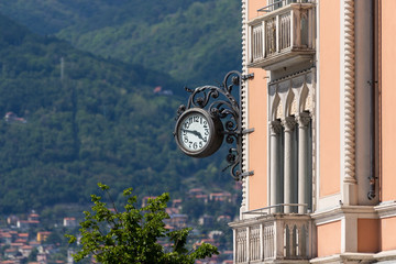 Fototapeta na wymiar antico orologio palazzo italia