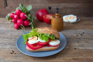 Belegtes Brötchen mit Ei und Tomate