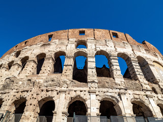 Obraz premium oval amphitheatre in the centre of the city of Rome, Italy