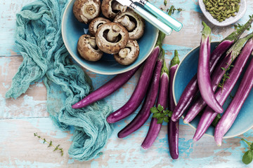 Mehrere japanische Auberginen auf buntem Holz hintergrund 