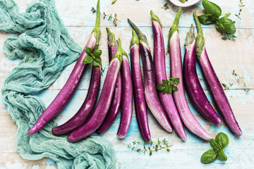 Mehrere japanische Auberginen auf buntem Holz hintergrund 