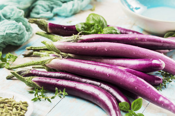 Mehrere japanische Auberginen auf buntem Holz hintergrund 