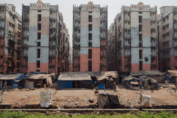 Fototapeta premium Mumbai, India - January 2016: Notoriously famous slums in Mumbai