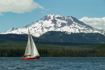 Fototapeta na wymiar Sail boat on Elk Lake in central Oregon
