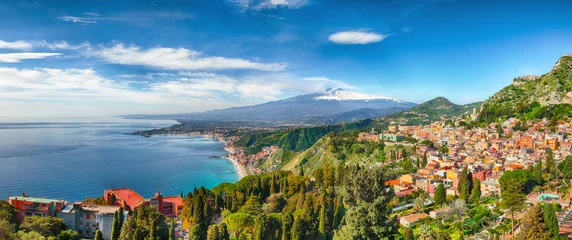 Foto op Plexiglas Aquamarijn blauwe wateren van de zee in de buurt van Taormina-resorts en de vulkaan Etna © pilat666