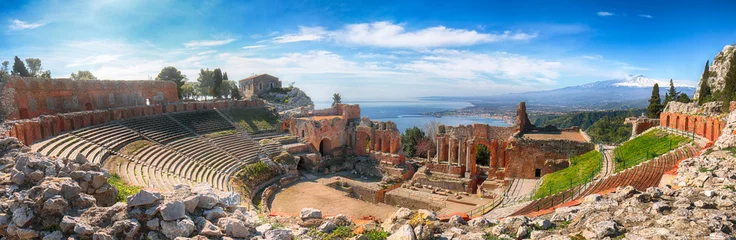 Wandcirkels plexiglas Ruïnes van het oude Griekse theater in Taormina en de vulkaan Etna op de achtergrond. © pilat666