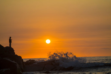 Pescador en hermoso atardecer