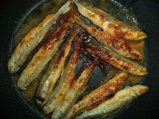 fried fish smelt in a pan