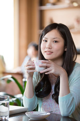 カフェでコーヒーを飲む女性