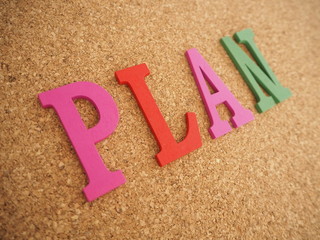 コルクボードの背景にPLANという単語
