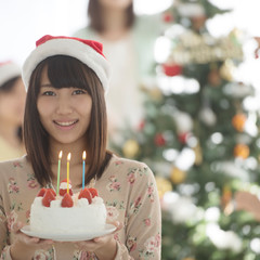 ケーキを持ち微笑む女性
