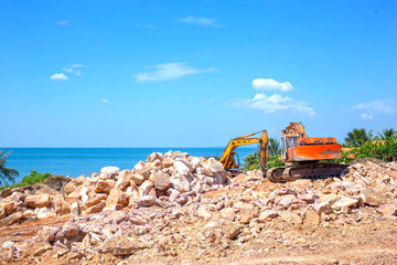 Obraz premium Work excavator on the seafront