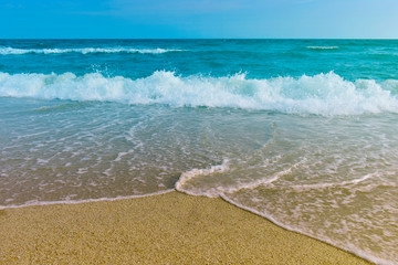  The sound of the sun's rays, the wind The sky at the beach and the beautiful sand