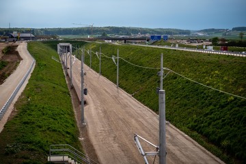 Fototapeta premium Der Baufortschritt des Bahnprojekt Stuttgart-Ulm schreitet voran. Aktuelle Bilder vom 19. Mai von Ulm - Hohenstadt von der entstehenden Schnellbahntrasse mit dem Bahnhof Merklingen entlnag der A8.