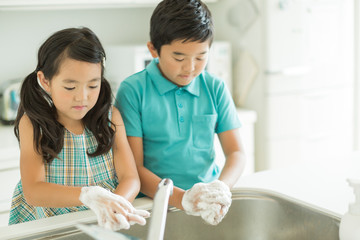 手洗いをする兄と妹
