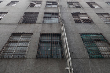 Obraz premium Windows on the wall of the building