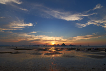 Obraz premium A sunset view from Tubkaak Beach, Krabi, Thailand.