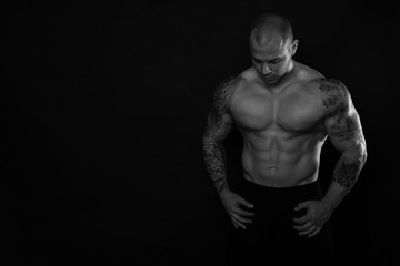 Fototapeta na wymiar Junger Bodybuilder mit tattoos sehr muskulös