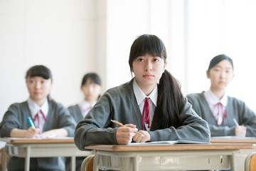 教室で授業を受ける女子学生