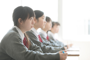 教室で授業を受ける女子学生