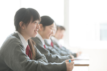 教室で授業を受ける女子学生