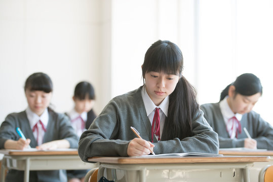 教室で授業を受ける女子学生